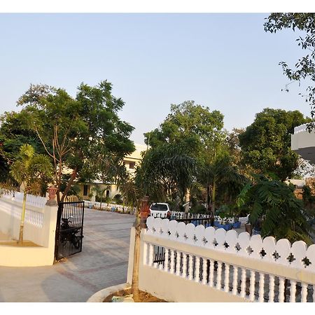 Hotel Eagle Nest Bharatpur Ngoại thất bức ảnh